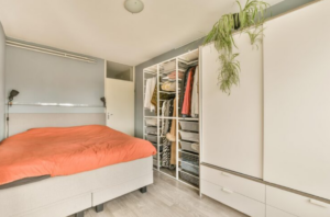 Qual o Melhor Guarda Roupa para Quartos Pequenos? Modelos que Otimizam Espaço